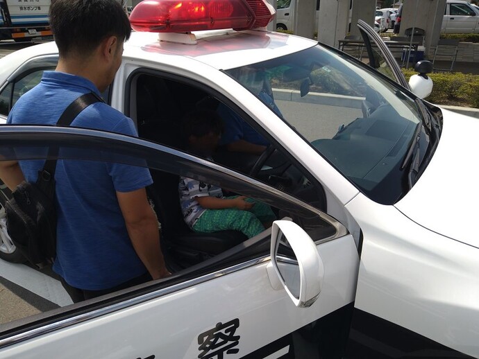 写真：パトカー乗車体験する参加者
