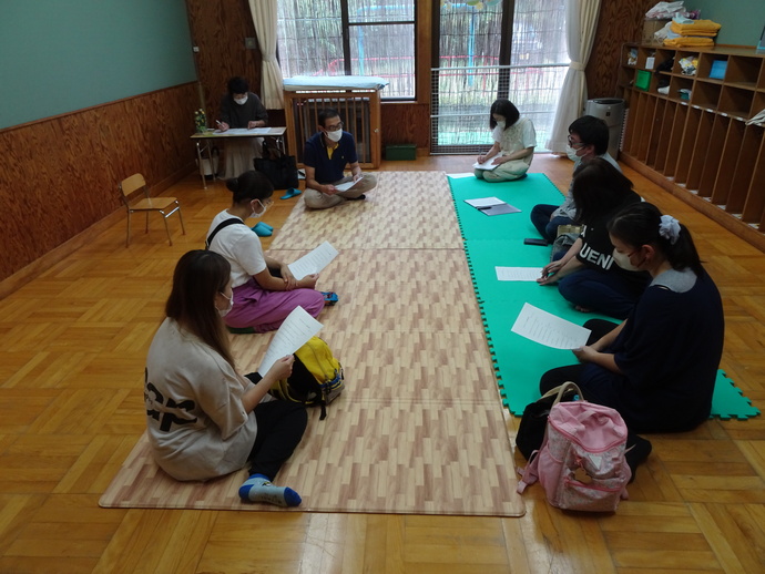 写真:講師の円谷先生を囲んでの講話