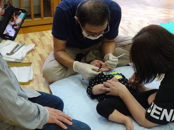 写真：上手にお口を見せている子ども