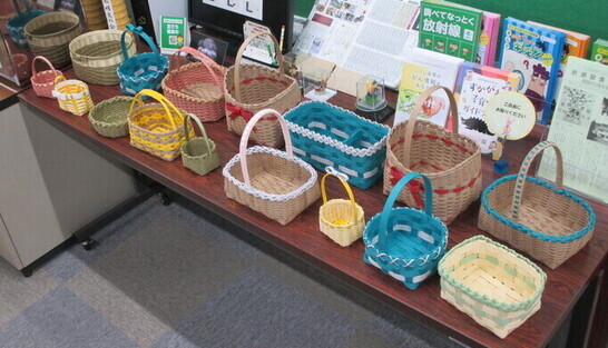 クラフトバンドのカゴを展示した写真
