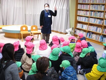 図書館司書がこどもたちに説明している写真