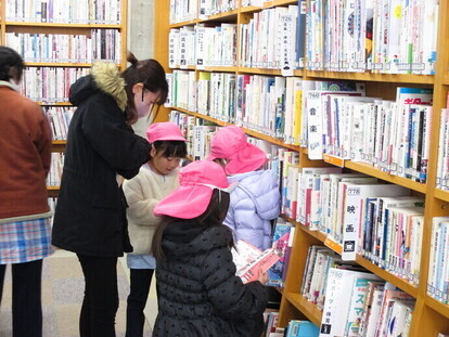一般書コーナーで本を眺める子どもたちの写真