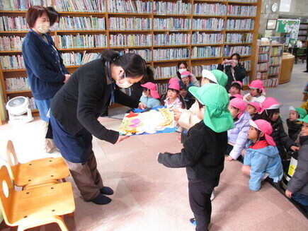 子どもたちから図書館にメッセージカードをプレゼントしている写真