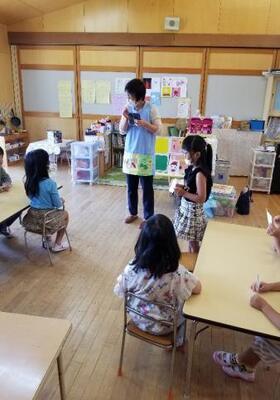 写真：栄養教室で紙芝居を見る子ども