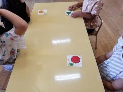 写真:栄養教室で食べ物を赤・黄・緑に色分けしている子ども