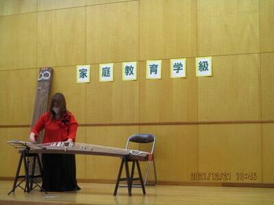 写真:安藤美幸氏による琴の演奏