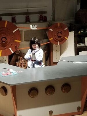 写真:容器をドライヤーで持ち上げる子ども