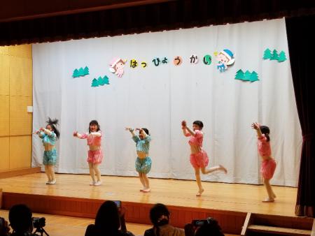 写真：Make you happyを踊るひまわり組女子
