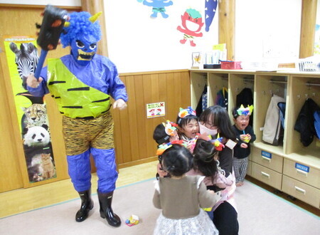 写真：1歳児クラスの豆まきの様子