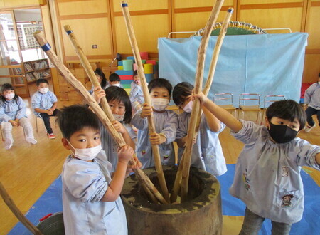 写真：もちつきをするひまわり組の子どもたち