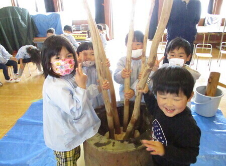 写真：もちつきをするたんぽぽ組の子どもたち