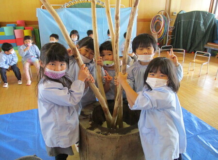 写真：もちつきをするたんぽぽ組の子どもたち