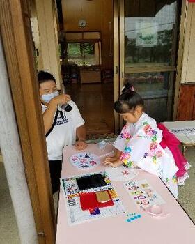 写真：この世に一枚のうちわを作る子ども