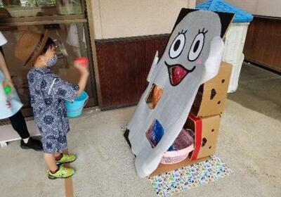 写真：ゲームコーナーで遊ぶ子ども