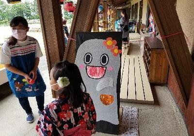 写真：ゲームコーナーで遊ぶ子ども
