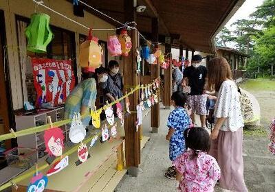 写真：お面を選ぶ親子