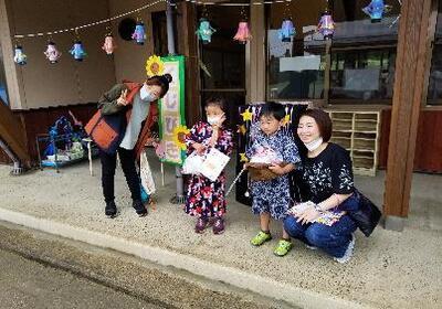 写真：くじ引きコーナーで記念撮影をする親子