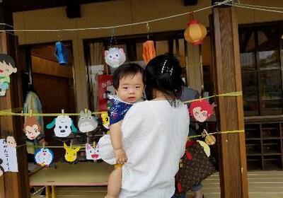 写真：子どものお面を選ぶお母さん