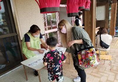 写真：うちわを受け取る親子