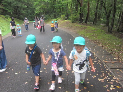 写真：友達と手を繋いで歩く子どもたち