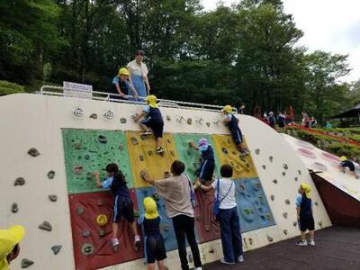 写真：クライミングウォールを登る子どもたち