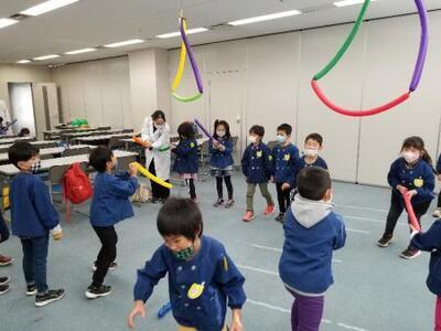 写真：バルーンアート風船を飛ばし、空気の力に驚く子どもたち