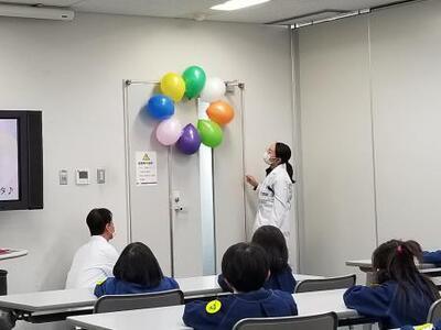写真：風船が風車のように回ることに驚く子どもたち