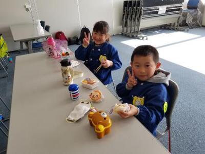 写真：お弁当をおいしそうに食べる子どもたち
