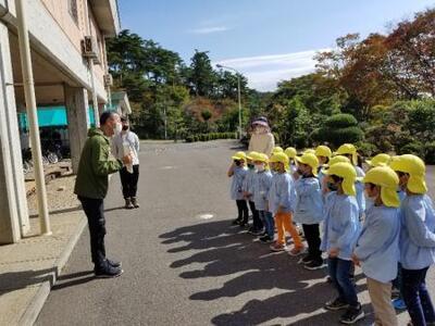 写真：郡山自然の家の所長さんからの歓迎の言葉を聞く子どもたち