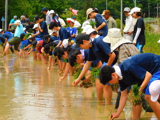 三世代交流事業・田植え開催