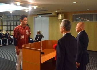 選手宣誓する笠井智彰選手