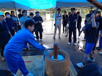 収穫祭の餅つきの様子