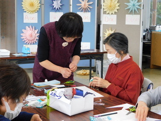 第5回講座ペーパーファン作りの様子