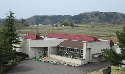 令和7年の岩瀬図書館の全景写真