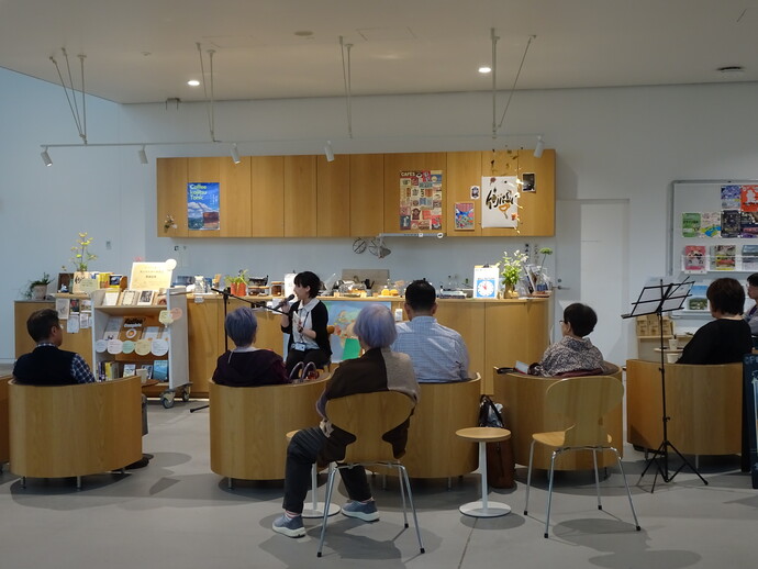 コーヒーと楽しむ大人のための朗読会の様子