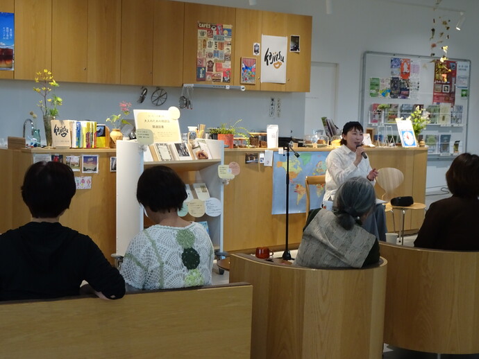 コーヒーと楽しむ大人のための朗読会の様子