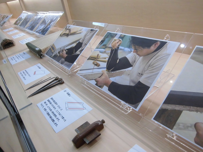 畳展示、ガラスケースの中の写真
