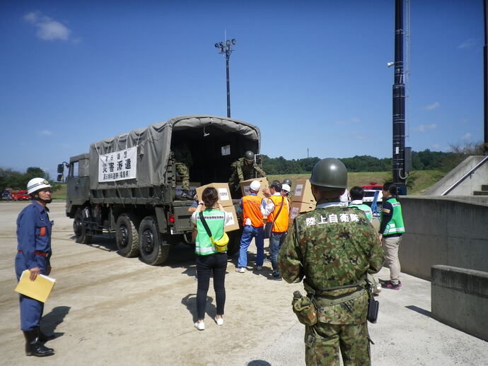 写真:自衛隊による物資輸送訓練の様子