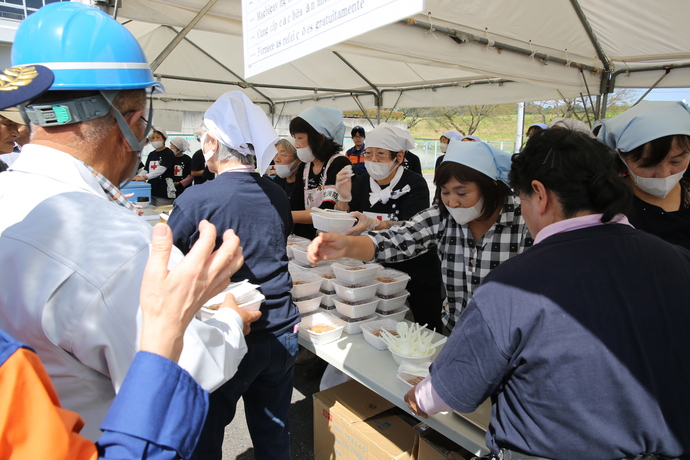写真:炊き出し訓練の様子