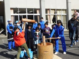 収穫祭時の餅つきの様子