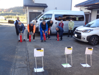 防災出前講座での消火器訓練の写真