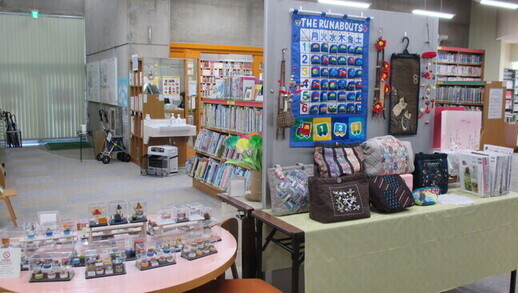 タペストリー、布バッグ、ミニチュア等の作品の写真