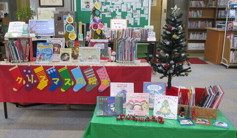 クリスマスの本と飾りつけを展示した写真