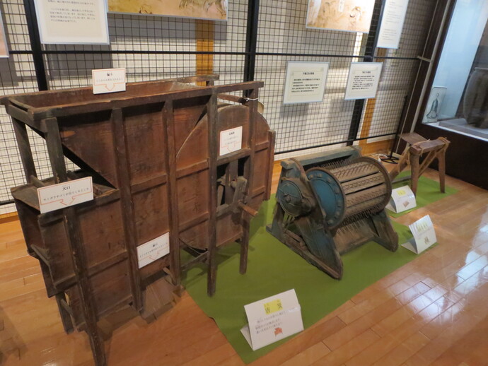 唐箕と足踏脱穀機