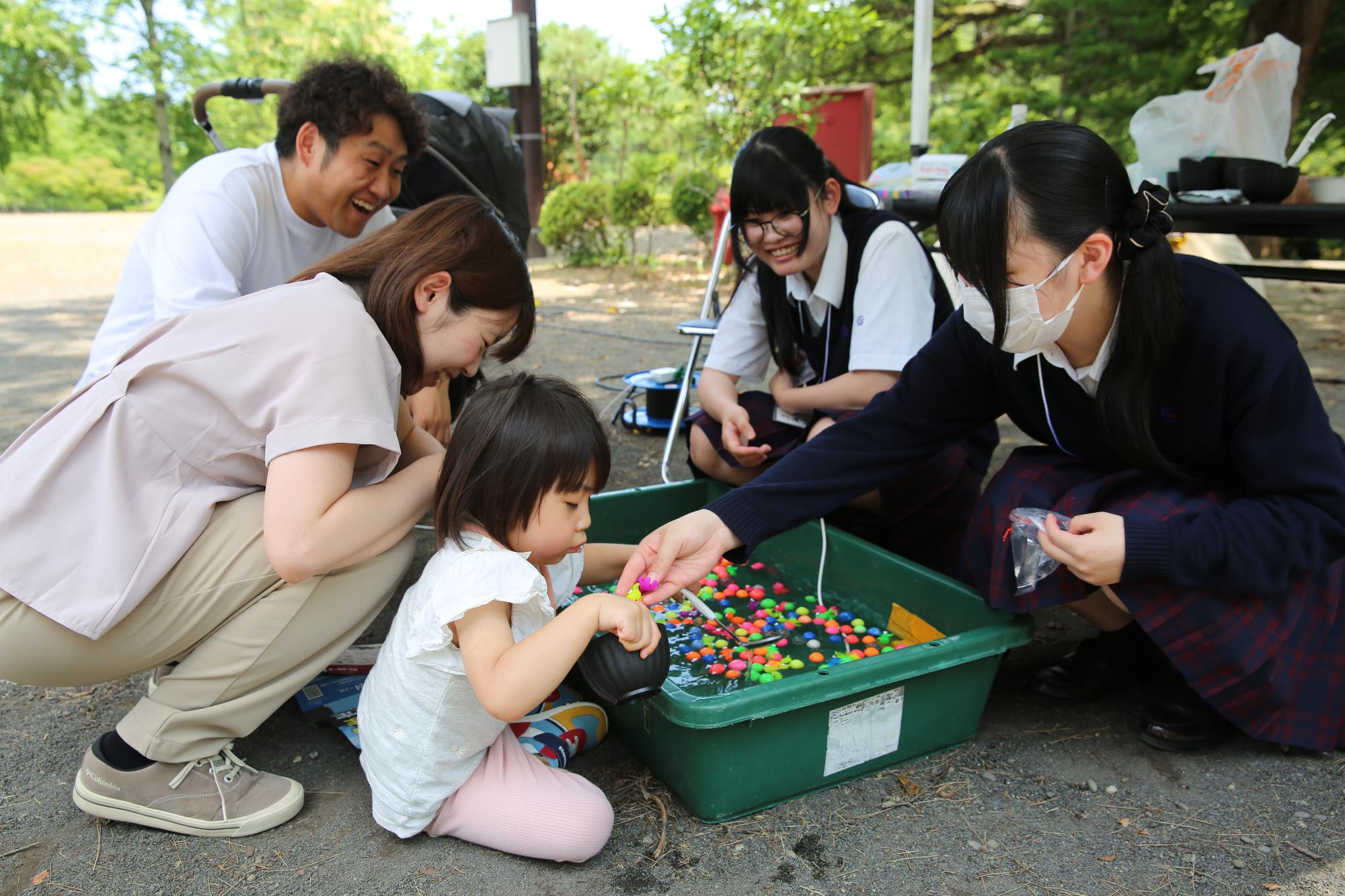 幼女がスーパーボールすくいを楽しんでいる様子