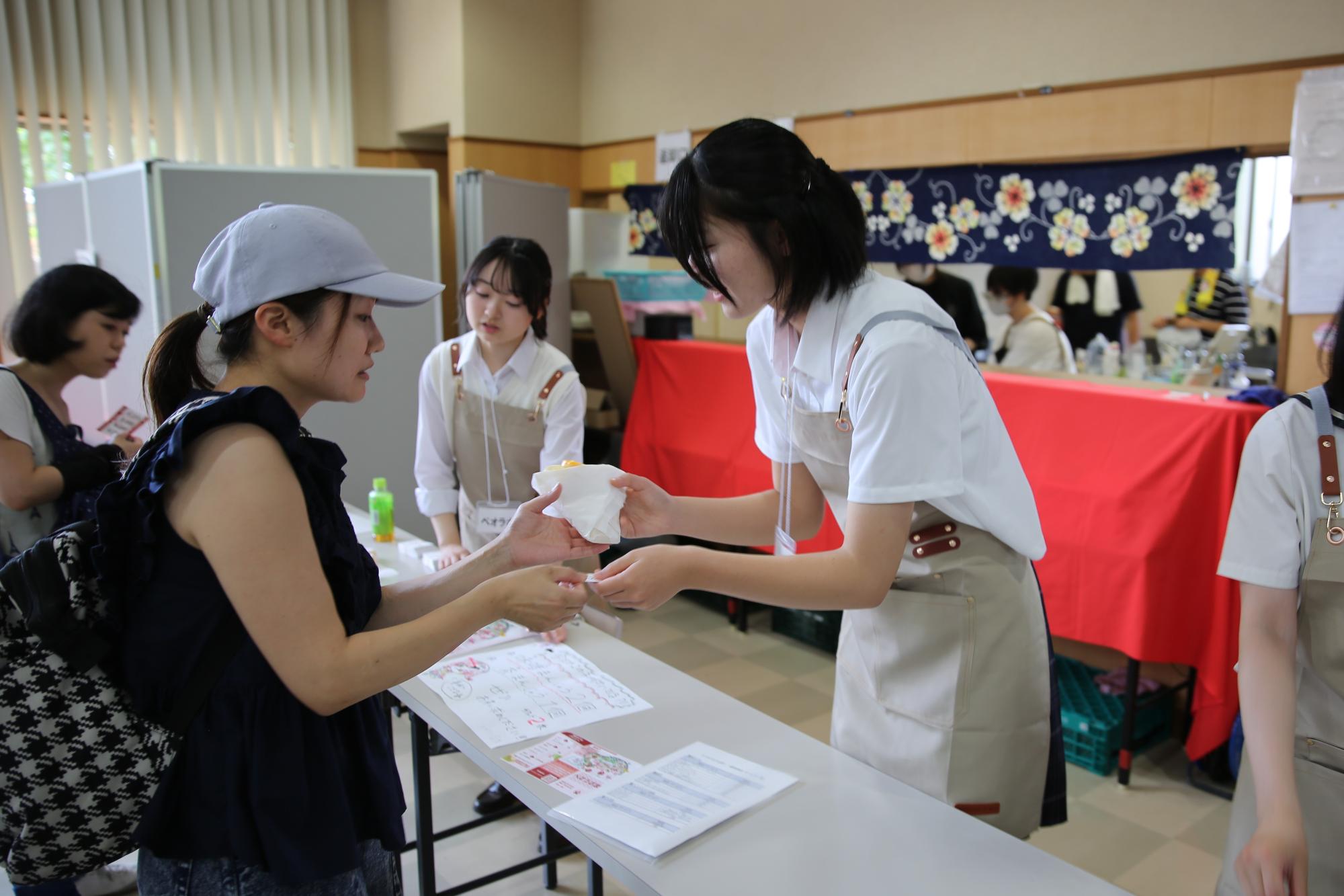 高校生が手作りクレープや抹茶オーレを販売します