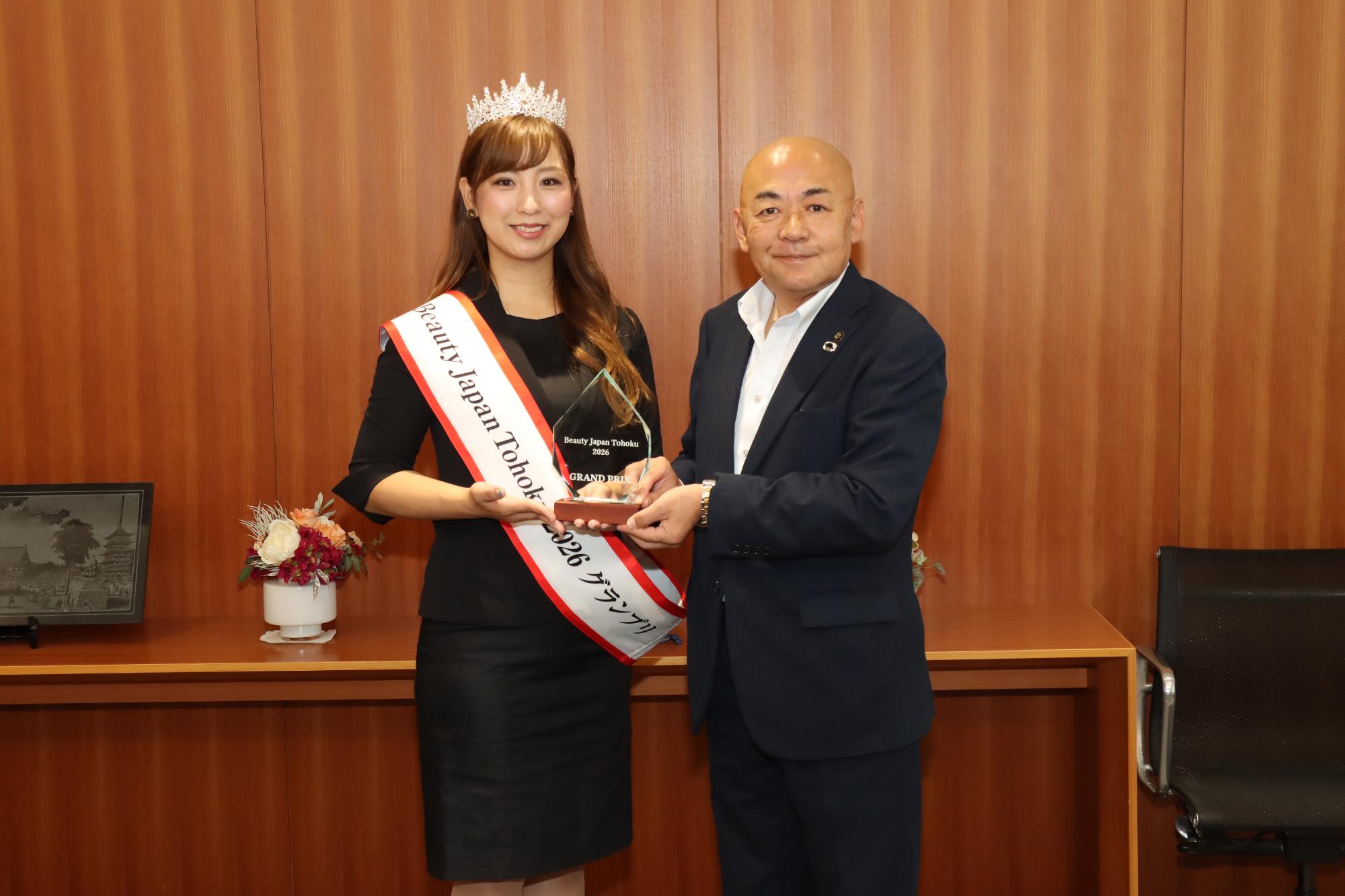 市長へ東北大会のグランプリを報告する熊田梨沙さん
