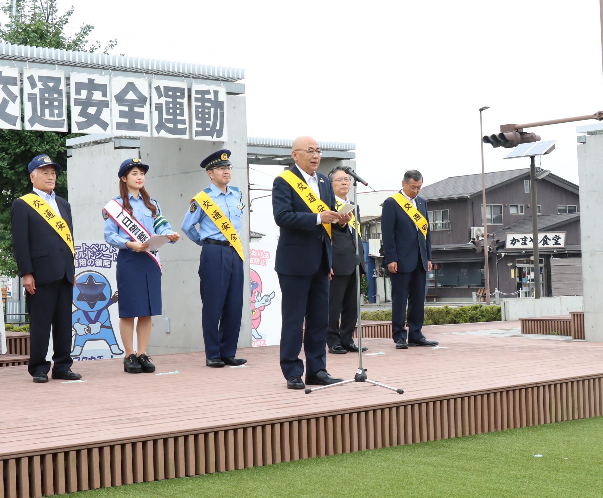 秋の全国交通安全運動に参加する市長