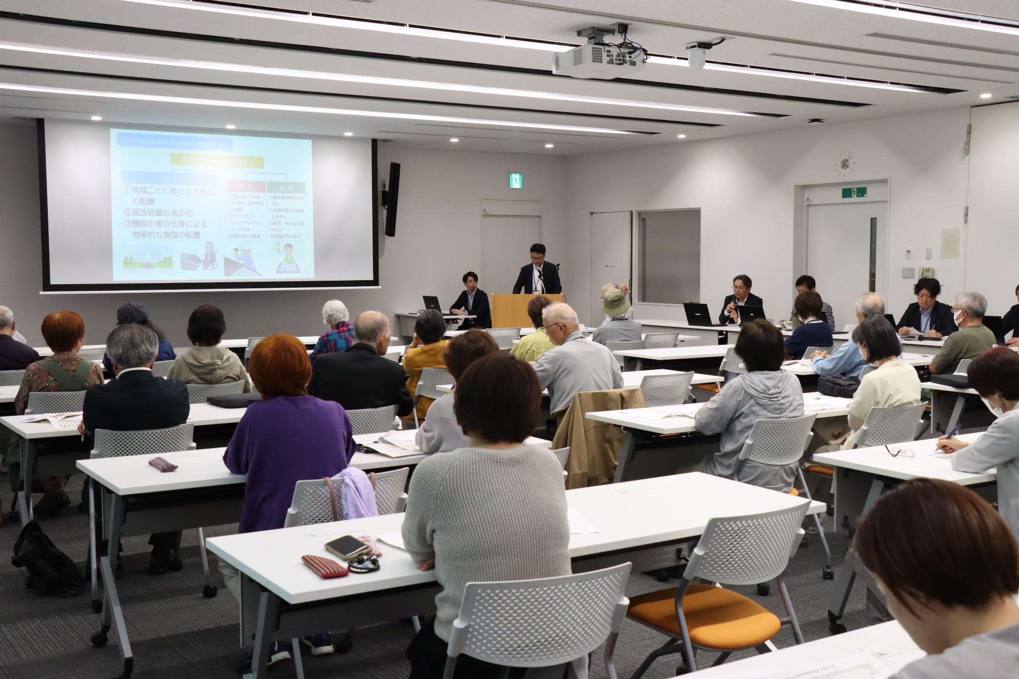 公共施設に関する住民説明会に多くの住民が参加する様子