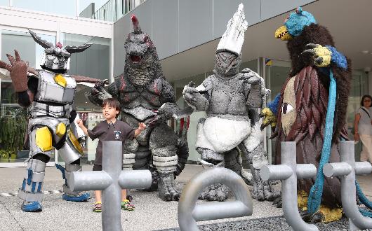 特撮塾で製作した怪獣4タイトの記念撮影をしている様子